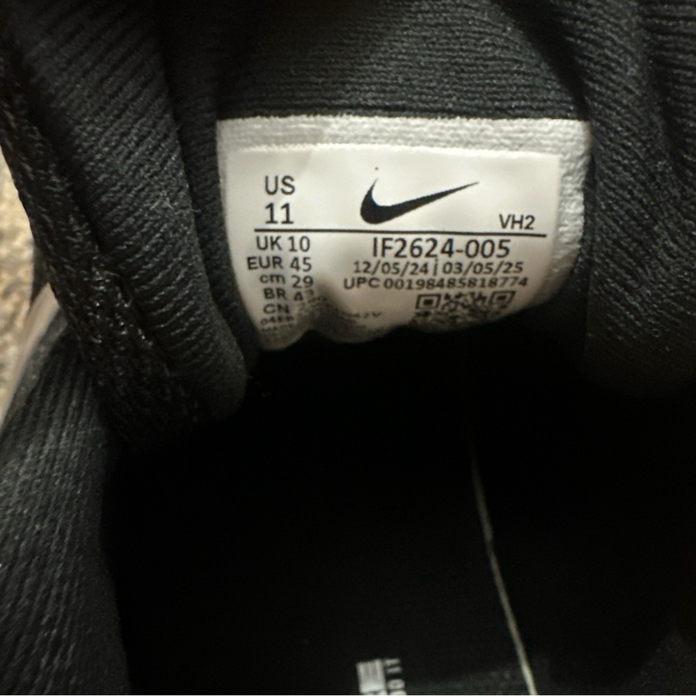 Nike Air Max Men's Black and White Sneakers - Picture 5 of 5